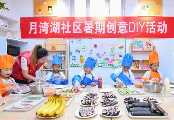 漯河市月灣湖社區(qū)青少年活動(dòng)室里，志愿者教孩子們做手工。 齊國(guó)霞攝