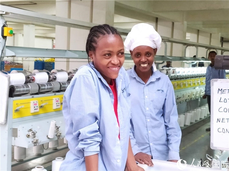 無錫金茂埃塞面料廠車間的當(dāng)?shù)嘏?。人民網(wǎng)記者黃培昭攝