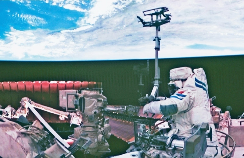 黨的十八大以來(lái)，我國(guó)科技事業(yè)取得歷史性成就、發(fā)生歷史性變革，科技自立自強(qiáng)成果持續(xù)涌現(xiàn)。圖為2024年7月3日在北京航天飛行控制中心拍攝的神舟十八號(hào)航天員李聰在空間站組合體艙外作業(yè)的畫面。 新華社記者 郭中正/攝