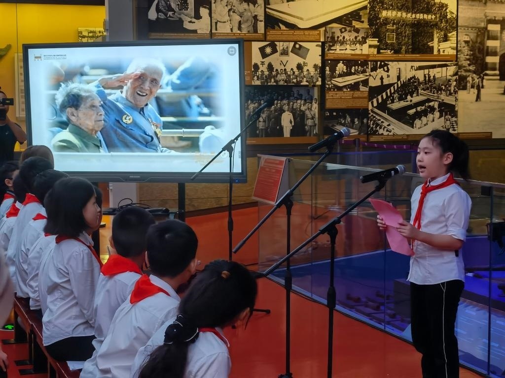 南京市科睿小學(xué)二年級(jí)學(xué)生章若初為大家講述抗戰(zhàn)老兵手印的故事。 新華社記者 邱冰清 攝