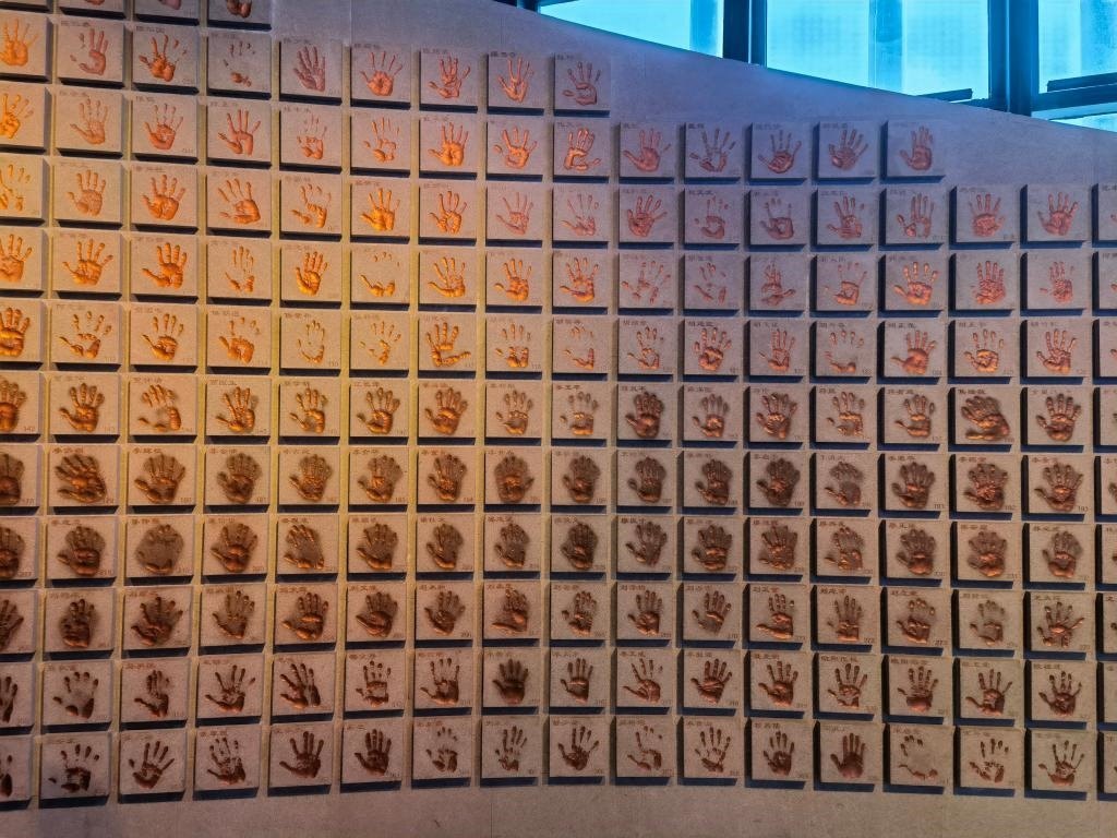 圖為侵華日軍南京大屠殺遇難同胞紀(jì)念館“三個(gè)必勝”展廳排列的648個(gè)鮮紅的手?。ň植浚?。新華社記者 邱冰清 攝