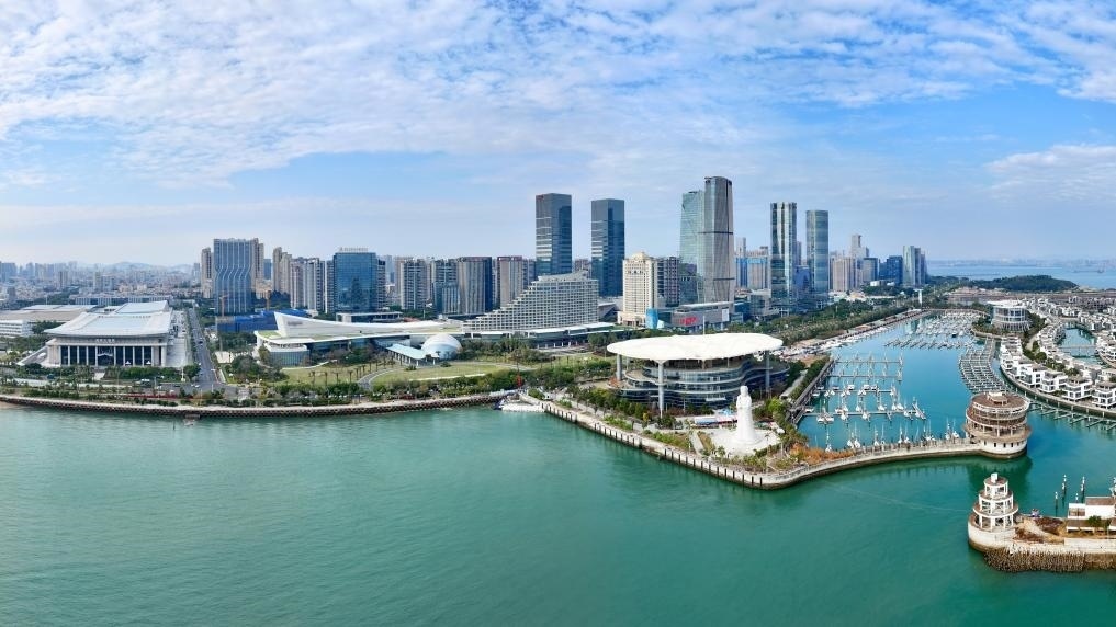 2024年1月24日拍攝的廈門國際會議中心、環(huán)島路一帶濱海城市景觀。新華社記者姜克紅攝