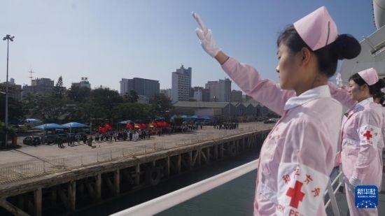 當(dāng)?shù)貢r間8月16日上午10時許，執(zhí)行“和諧使命-2024”任務(wù)的中國海軍“和平方舟”號醫(yī)院船圓滿結(jié)束對莫桑比克的訪問，駛離馬普托港，前往本次任務(wù)第五站南非。新華社發(fā)（曹春耀 攝）