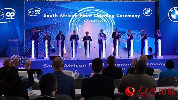 嘉賓點(diǎn)亮燈柱。人民網(wǎng) 張茜攝