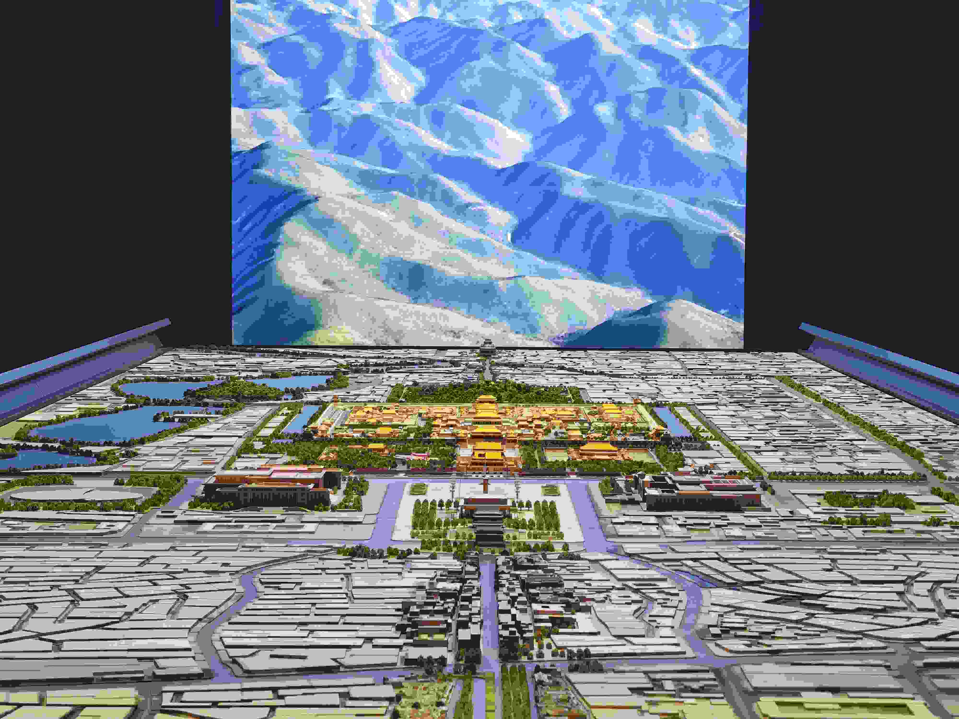 2023年3月，北京首都博物館精心制作的16米長(zhǎng)中軸線沙盤，配以立體投影技術(shù)，展現(xiàn)了北京中軸線之壯美。