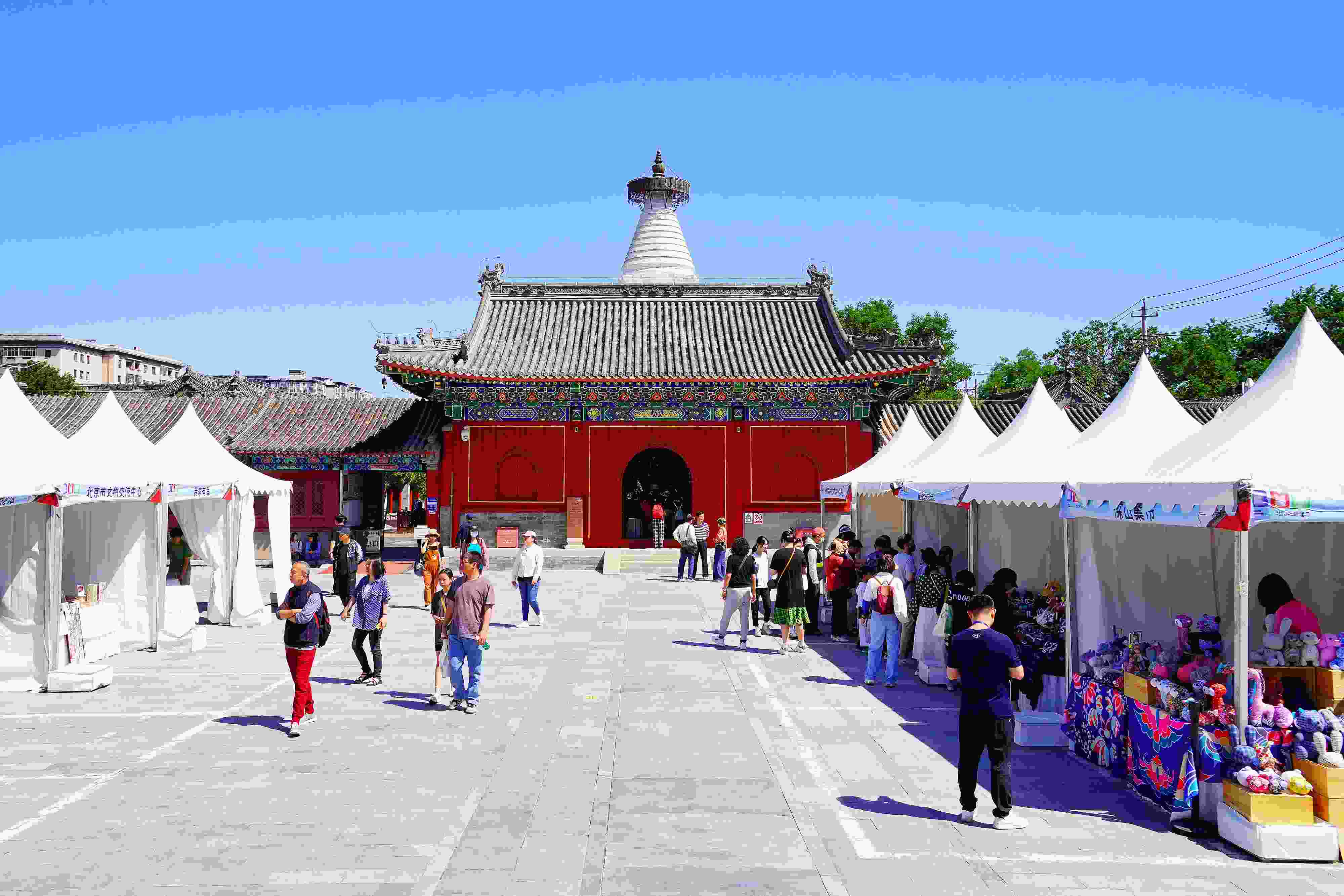 2024年5月，“北京白塔文化市集”在已有700余年歷史的妙應(yīng)寺白塔下舉行。