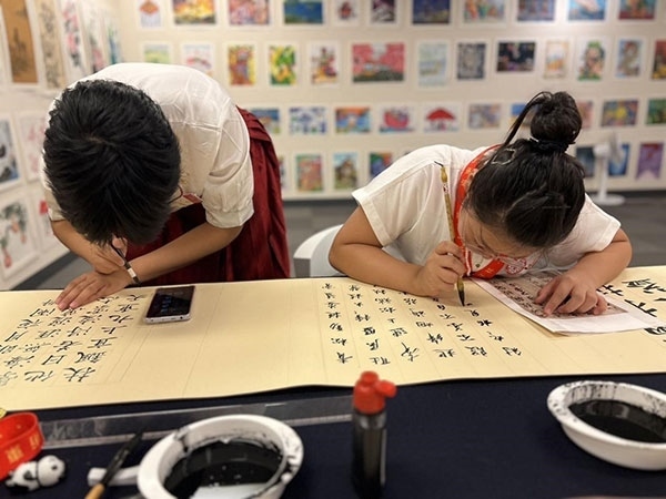 參加本次展覽的青少年在現(xiàn)場(chǎng)進(jìn)行書(shū)法創(chuàng)作。主辦方供圖