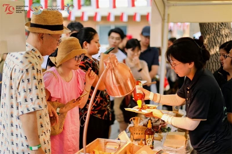 游客品嘗傳統(tǒng)印尼美食。