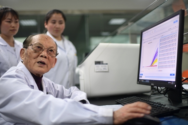 2021年6月17日，吳天一（前）在青海西寧的實(shí)驗(yàn)室內(nèi)和學(xué)生討論。