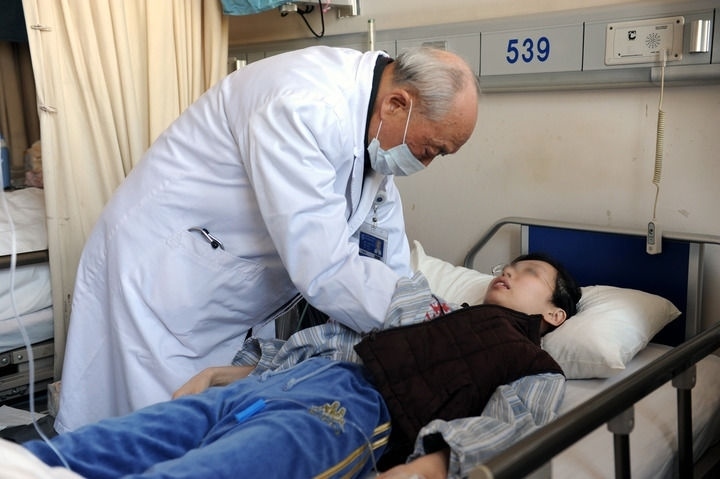 瑞金醫(yī)院終身教授王振義在上海瑞金醫(yī)院為病人看?。ㄙY料照片）。 新華社發(fā)