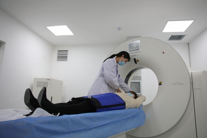 2023年3月2日，安徽省合肥市包河區(qū)煙墩街道社區(qū)衛(wèi)生服務(wù)中心的醫(yī)護(hù)人員為患者進(jìn)行CT檢查。 新華社記者 曹力 攝