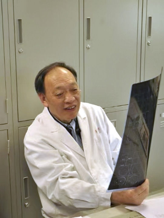 復(fù)旦大學(xué)附屬華山醫(yī)院感染科終身教授翁心華在工作（資料照片）。 新華社發(fā)