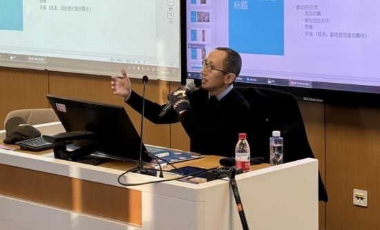 從去年秋天起，還在治療中的朱銳就堅(jiān)持給本科生開課。（受訪者供圖）