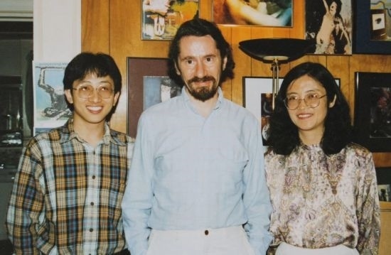 1992年，朱銳（左）赴美國杜蘭大學(xué)攻讀心靈哲學(xué)與認(rèn)知科學(xué)，師從心靈哲學(xué)和認(rèn)知科學(xué)家Radu Bogdan（中），右為朱銳師姐、北師大教授田平。