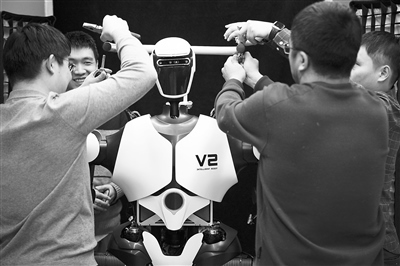 科研人員在調試機器人。新華社記者 金立旺攝