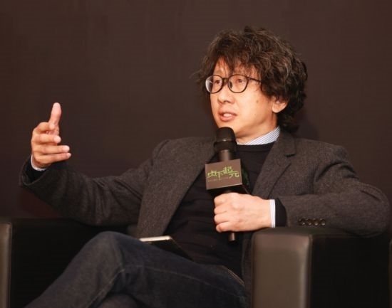 在學(xué)術(shù)論壇上發(fā)言的朱銳。（受訪者供圖）