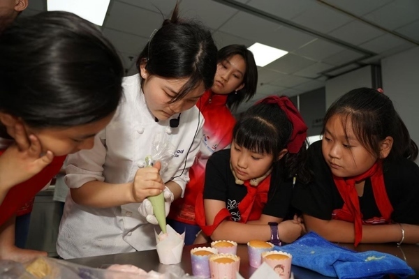 一日營首發(fā)團(tuán)探訪技能大師工作室并現(xiàn)場開展實(shí)踐體驗(yàn)活動。徐匯區(qū)總工會供圖