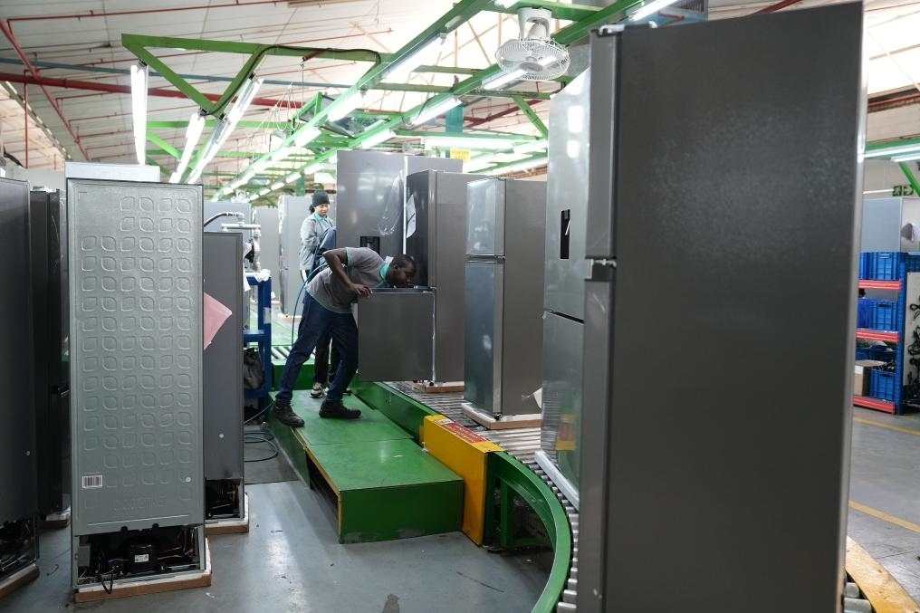 8月14日，在南非開普敦，當(dāng)?shù)貑T工在海信南非工業(yè)園的冰箱生產(chǎn)線上工作。新華社記者王雷攝