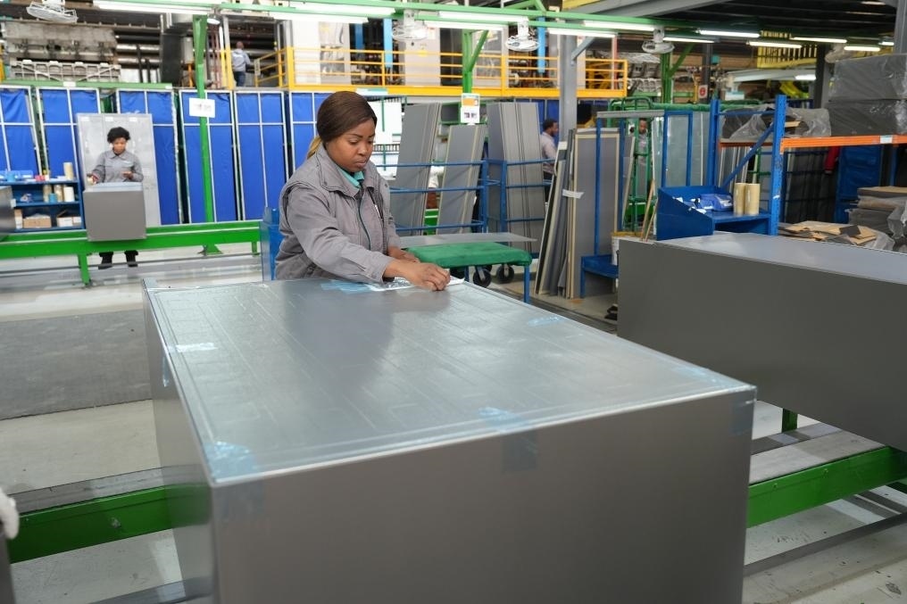 8月14日，在南非開普敦，當(dāng)?shù)貑T工在海信南非工業(yè)園的冰箱生產(chǎn)線上工作。新華社記者王雷攝