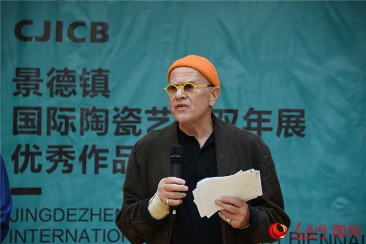 瑞典藝術(shù)家托比恩·卡爾斯博致辭。人民網(wǎng)記者 殷淼攝