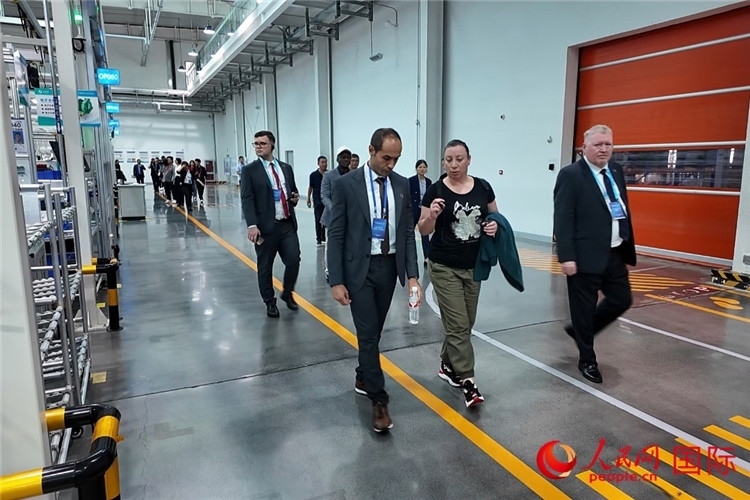 駐華外交官和國際組織駐華代表參觀億華通動力科技有限公司生產(chǎn)車間。人民網(wǎng)記者 方童攝