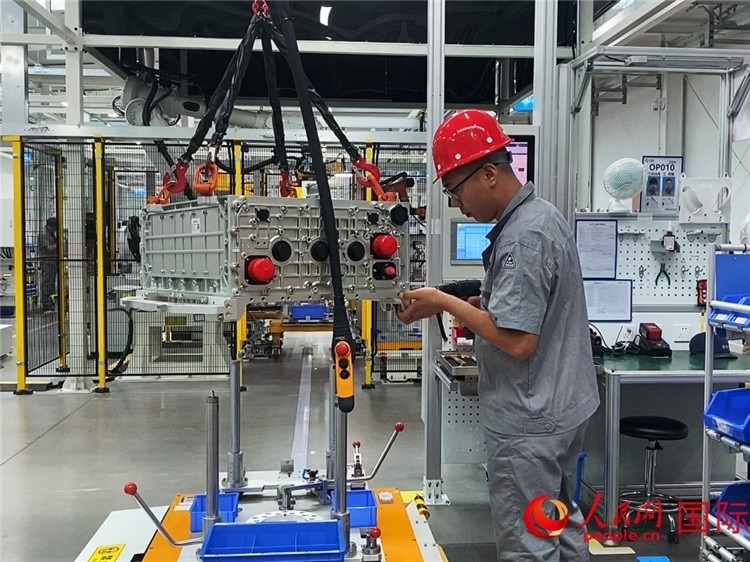 技術(shù)人員進行系統(tǒng)化測試。人民網(wǎng)記者 于洋攝