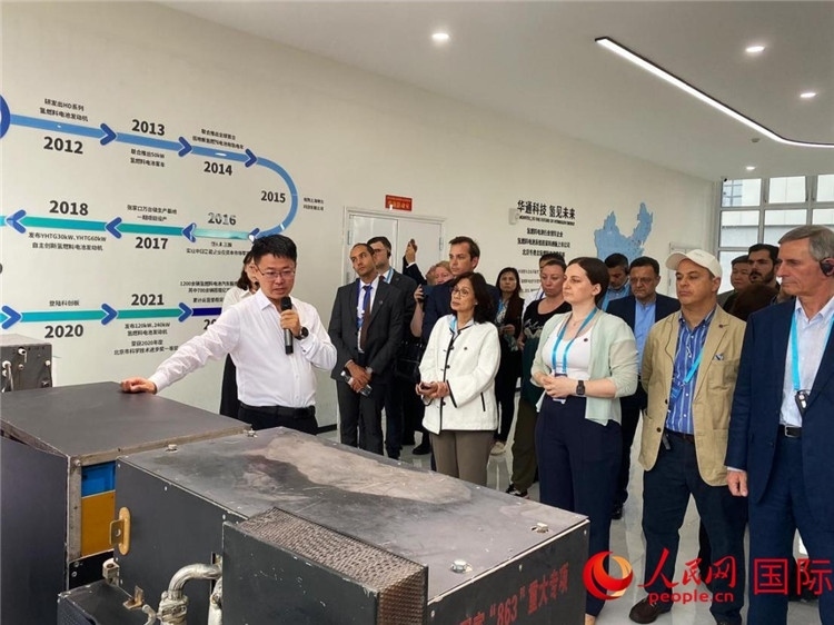 于民向駐華外交官和國際組織駐華代表介紹企業(yè)發(fā)展情況。人民網(wǎng) 宋歌攝