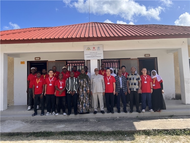 坦桑尼亞桑給巴爾衛(wèi)生部部長(zhǎng)馬茲伊與中方專家組及非方工作人員合影。專家組供圖