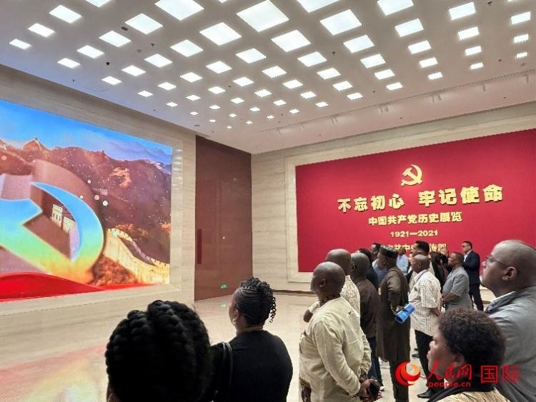 代表團(tuán)參觀“不忘初心 牢記使命”中國共產(chǎn)黨歷史展覽。人民網(wǎng) 曹欣悅攝