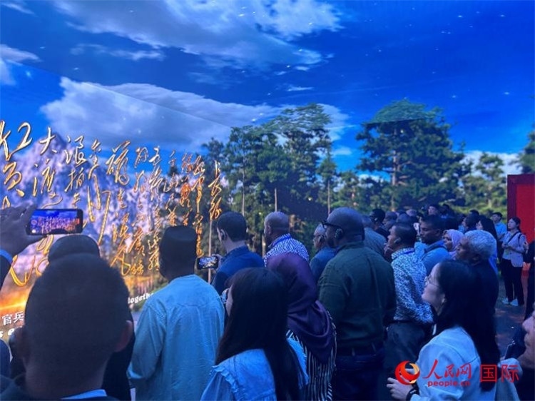 代表團(tuán)在全景影院中感受長征場景。人民網(wǎng) 曹欣悅攝