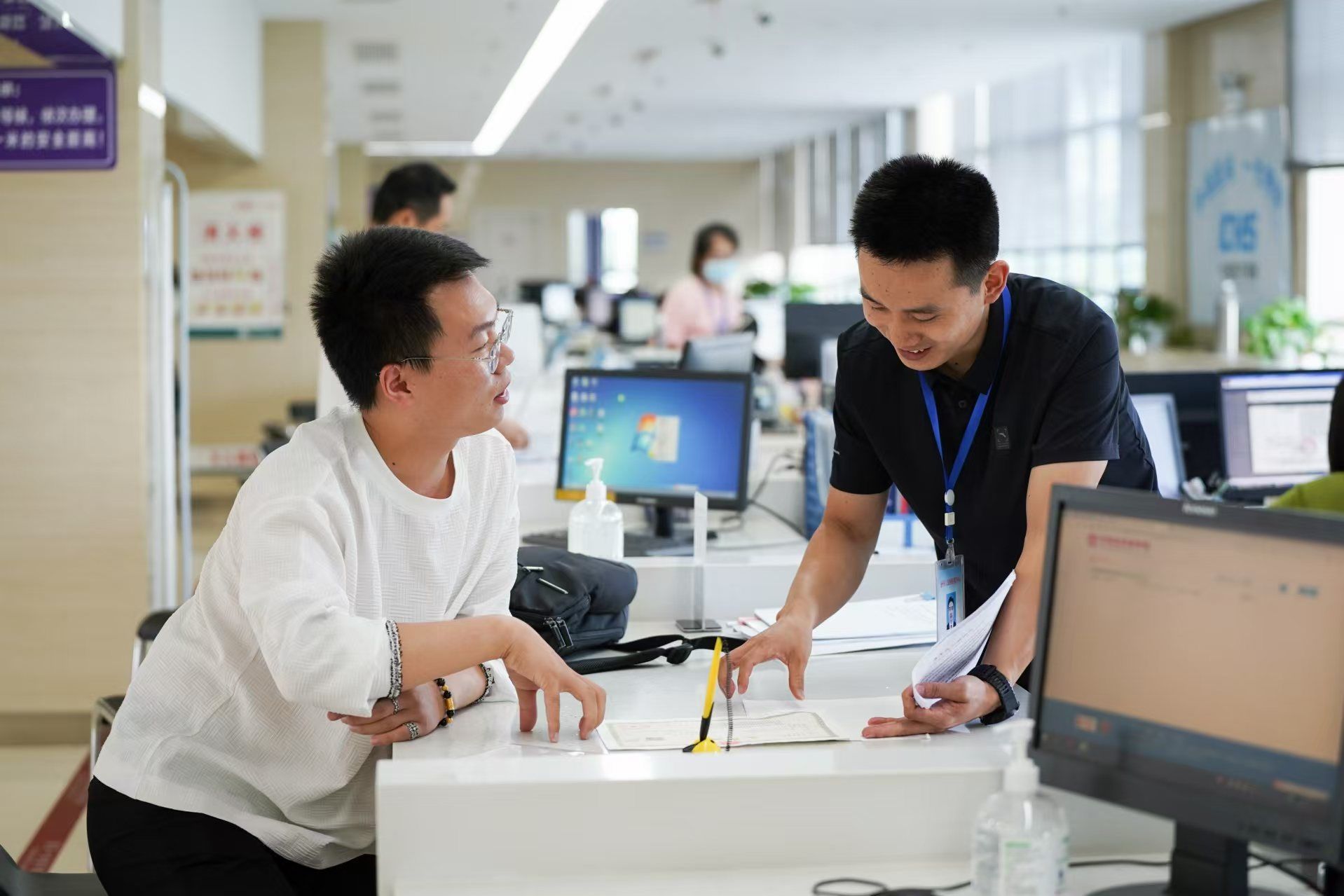 安徽省池州市市民在市政務(wù)服務(wù)大廳辦理業(yè)務(wù)。人民網(wǎng)記者 王銳攝