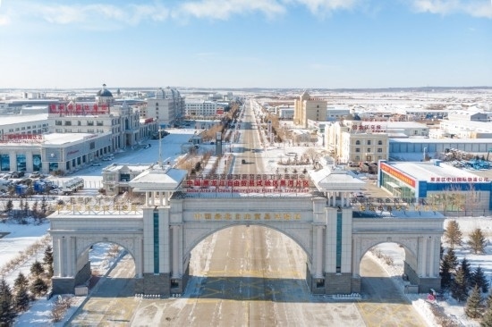 這是2024年1月31日拍攝的中國（黑龍江）自由貿(mào)易試驗(yàn)區(qū)黑河片區(qū)（無人機(jī)照片）。五年來，中國（黑龍江）自由貿(mào)易試驗(yàn)區(qū)將“試驗(yàn)田”種成“高產(chǎn)田”，以全省萬分之三的面積，貢獻(xiàn)了全省約五分之一的實(shí)際使用外資和七分之一的外貿(mào)進(jìn)出口，在對外合作、降低物流成本、培育特色產(chǎn)業(yè)和新業(yè)態(tài)新模式等方面深入探索，成功產(chǎn)出超過300項(xiàng)制度創(chuàng)新成果。
