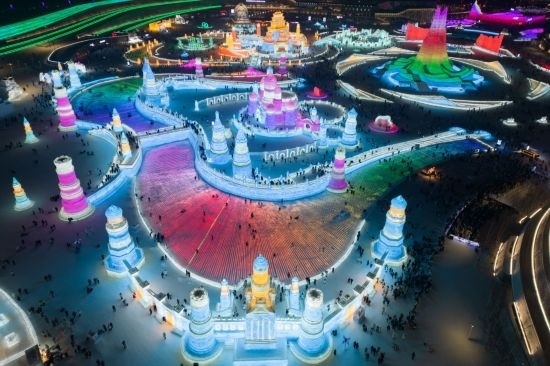 2024年1月1日，來自世界各地的游客在哈爾濱冰雪大世界園區(qū)內(nèi)游玩（無人機(jī)照片）。
