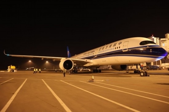 2024年4月24日晚，南航沈陽-法蘭克福CZ8021首航航班在沈陽桃仙國際機(jī)場準(zhǔn)備起飛。這是國內(nèi)航司在東北地區(qū)開通的首條直飛德國定期航線。