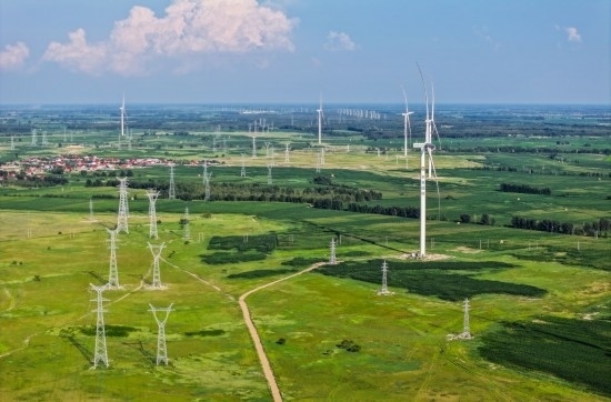 這是2024年7月19日拍攝的內(nèi)蒙古通遼238萬千瓦風(fēng)電項(xiàng)目（無人機(jī)照片）。此項(xiàng)目每年可將75億千瓦時(shí)清潔電能經(jīng)扎魯特—青州±800（千伏）直流特高壓外送通道送至山東地區(qū)消納，相當(dāng)于滿足受端地區(qū)超過300萬戶居民家庭用電需求，節(jié)約標(biāo)煤261萬噸，減少二氧化碳排放634萬噸。