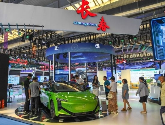 2023年8月23日，人們在第十四屆中國—東北亞博覽會上參觀一汽紅旗新能源車型。