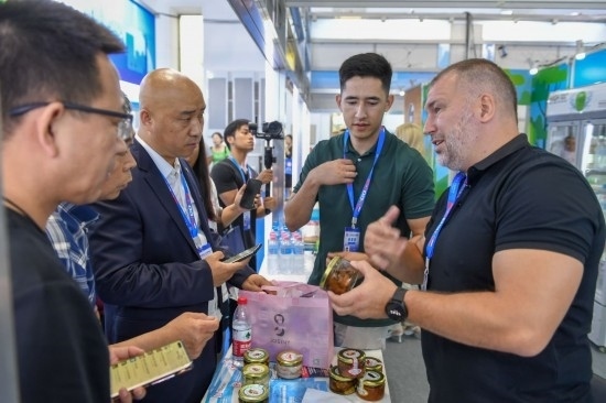 2023年8月23日，在第十四屆中國—東北亞博覽會東北亞商品館，俄羅斯參展商向參觀者介紹商品。