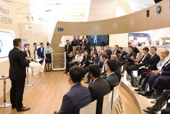 2024年6月26日，嘉賓在第十五屆夏季達(dá)沃斯論壇主會場——遼寧大連國際會議中心參與互動(dòng)討論。