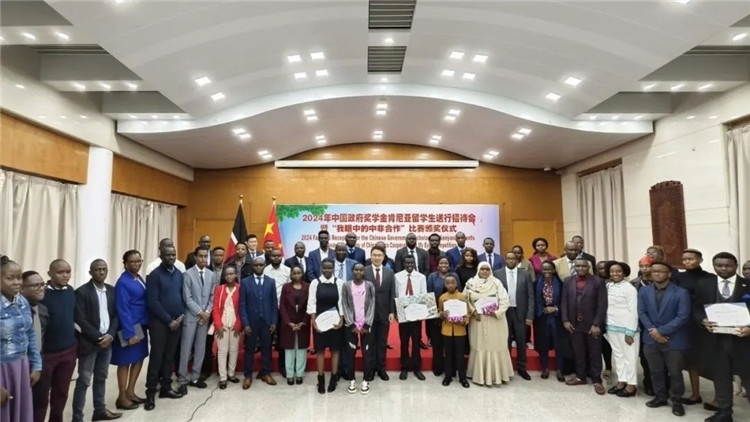 與會(huì)嘉賓和留學(xué)生們合影留念。中國(guó)駐肯尼亞大使館供圖