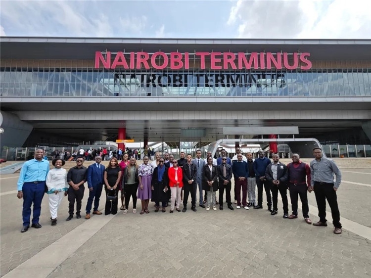 留學(xué)生們參訪中企承建的蒙內(nèi)鐵路。中國(guó)駐肯尼亞大使館供圖