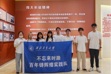 實踐隊員學(xué)習(xí)長征精神。學(xué)校供圖