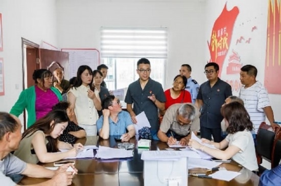 圖為2024年8月6日，重慶市奉節(jié)縣人民法院興隆人民法庭庭長費明軍（中）在做調(diào)解工作。蹇懿 攝