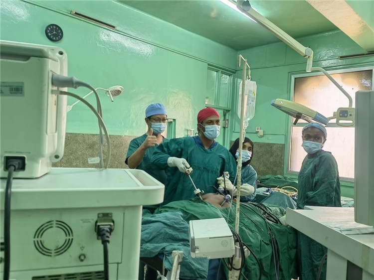 隊(duì)長蔣國慶（左一）關(guān)注當(dāng)?shù)蒯t(yī)生手術(shù)情況。中國援桑醫(yī)療隊(duì)供圖