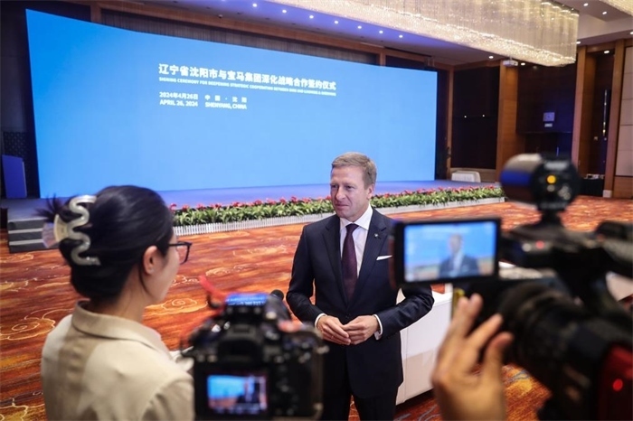 2024年4月26日，寶馬集團董事長齊普策在遼寧省沈陽市與寶馬集團深化戰(zhàn)略合作簽約儀式現(xiàn)場接受采訪。新華社記者潘昱龍攝