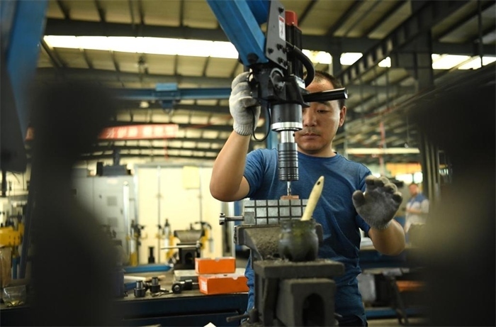 2024年7月30日，在長春吉林通用機械（集團）有限責任公司模具裝配生產(chǎn)線，鉗工在進行攻絲操作。近年來，吉林通用機械（集團）有限責任公司通過數(shù)字化改造、智能化升級提高生產(chǎn)效率，提升產(chǎn)業(yè)競爭力，已成為全球鋁加工汽車輕量化零部件知名供應商，為奧迪、大眾、寶馬、奔馳、保時捷等多家品牌主機廠供應零件。新華社記者柳文惠攝