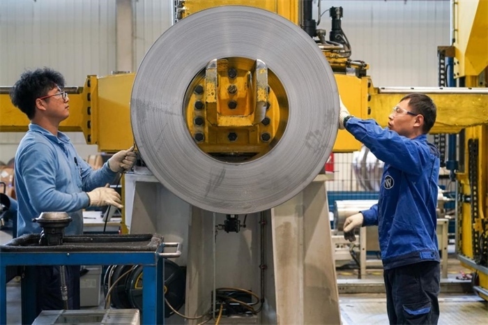 2023年3月16日，工人在位于太倉市高新區(qū)的威爾斯新材料（太倉）有限公司生產(chǎn)車間內(nèi)進行加工作業(yè)。新華社記者李博攝