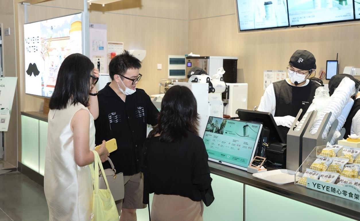 “爺爺不泡茶”奶茶品牌店。人民網(wǎng) 王戰(zhàn)雄攝