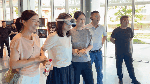 研學(xué)團成員正在用VR眼鏡體驗。人民網(wǎng) 王戰(zhàn)雄攝