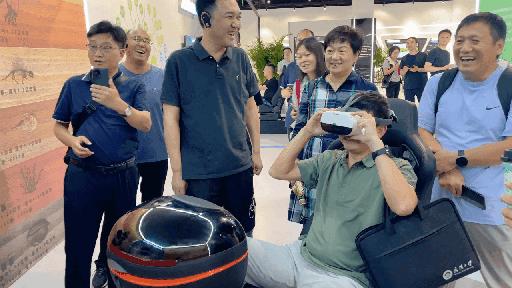 研學(xué)團成員正在用VR眼鏡體驗。人民網(wǎng) 王戰(zhàn)雄攝