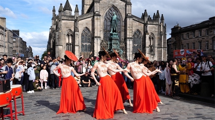 《長城魂》的演員在愛丁堡皇家一英里街頭演出。主辦方供圖